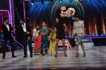 Priyanka Chopra, Madhuri on the sets of Jhalak Dikhla Jaa 6 on 20th Aug 2013 (236).JPG